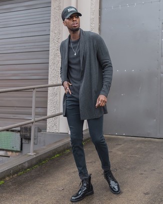 Как носить темно-серые джинсы с черными кожаными повседневными ботинками мужчине: Темно-серый открытый кардиган и темно-серые джинсы — классный вариант для парней, которые постоянно в движении. Черные кожаные повседневные ботинки добавят образу стильной строгости.