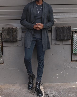 С чем носить темно-коричневые повседневные ботинки в 20 лет мужчине: Темно-серый открытый кардиган и темно-синие зауженные джинсы — превосходная формула для воплощения привлекательного и простого ансамбля. Любители модных экспериментов могут закончить ансамбль темно-коричневыми повседневными ботинками, тем самым добавив в него чуточку классики.