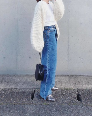 С чем носить белый открытый кардиган женщине в теплую погоду: Ансамбль из белого открытого кардигана и синих джинсовых широких брюк вдохновляет на проявление собственной индивидуальности. Теперь почему бы не привнести в повседневный лук чуточку утонченности с помощью серебряных кожаных лоферов?