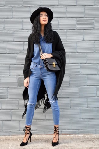 С чем носить черные туфли с вырезом в стиле кэжуал: Если ты считаешь себя одной из тех дам, способных неплохо разбираться в модных тенденциях, тебе полюбится образ из синей джинсовой рубашки и синих рваных джинсов скинни. Вкупе с этим луком органично выглядят черные туфли с вырезом.