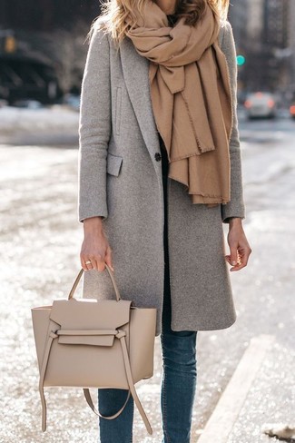 С чем носить серое пальто в 30 лет женщине в деловом стиле: Серое пальто и синие джинсы скинни — обязательные составляющие в гардеробе противоположного пола с хорошим чувством стиля.