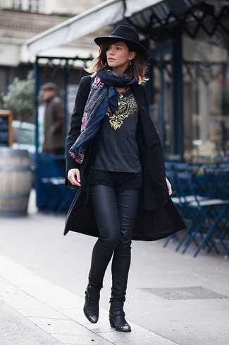 С чем носить пиджак женщине зима в деловом стиле: Пиджак смотрится прекрасно в тандеме с черными кожаными узкими брюками. Черные кожаные ботильоны станут хорошим завершением твоего образа. Подобный лук прекрасно подходит на зиму.