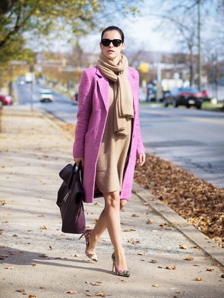 С чем носить темно-пурпурную кожаную сумку женщине в холод: Если ты наметила себе суматошный день, сочетание ярко-розового пальто и темно-пурпурной кожаной сумки поможет создать функциональный образ в непринужденном стиле. Что до обуви, бежевые кожаные туфли с цветочным принтом — наиболее целесообразный вариант.