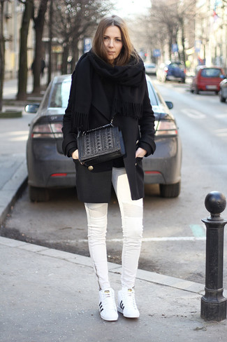 Какие низкие кеды носить с белыми джинсами в 20 лет женщине в холод: Согласись, лук из черного пальто и белых джинсов смотрится очень красиво? Если тебе нравится экспериментировать, на ноги можно надеть низкие кеды.