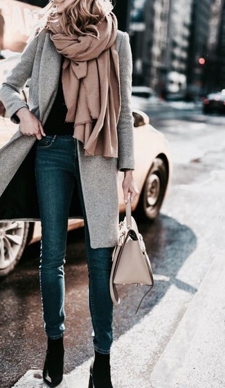 Как носить серое пальто с синими джинсами женщине в холод: Поклонницам расслабленного стиля будет по вкусу дуэт серого пальто и синих джинсов. В паре с этим луком органично будут выглядеть черные кожаные туфли.