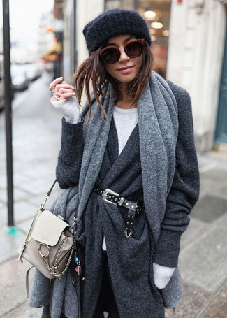 С чем носить серый палантин: Если ты любишь выглядеть красиво, чувствуя себя при этом комфортно и нескованно, попробуй это сочетание темно-серого пальто и серого палантина.