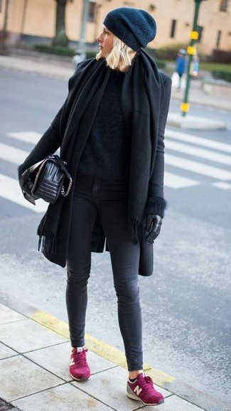 С чем носить темно-серые брюки в 30 лет женщине в холод: Дуэт черного пальто и темно-серых брюк позволит создать незаезженный образ в стиле кэжуал. Ярко-розовые замшевые низкие кеды становятся превосходным дополнением к твоему луку.