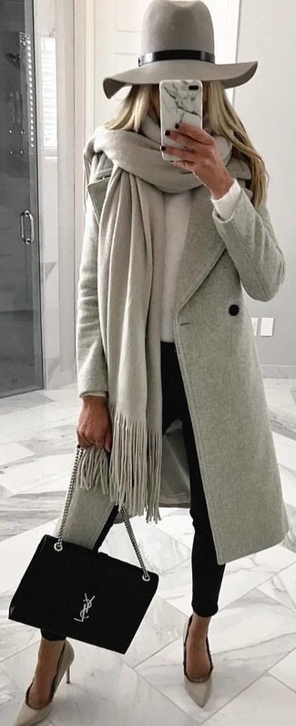 Какие узкие брюки носить с серыми туфлями в прохладную погоду: Серое пальто и узкие брюки — необходимые вещи в гардеробе дам с чувством стиля. Серые туфли — беспроигрышный выбор, чтобы дополнить образ.