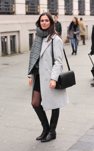 Модный лук: серый палантин в шотландскую клетку, серое пальто, серый свитер с круглым вырезом, черная мини-юбка