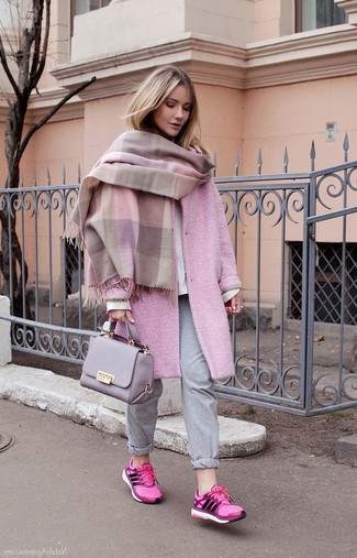С чем носить бело-ярко-розовую обувь в 20 лет весна в спортивном стиле: Розовое пальто в паре с серыми спортивными штанами продолжает покорять сердца барышень, которые любят одеваться модно. Ну и почему бы не разнообразить наряд с помощью ярко-розовых кроссовок? Когда зимняя пора сменяется более теплой погодой, мы хотим выглядеть свежо и по-новому. Подобное сочетание одежды точно в этом поможет.