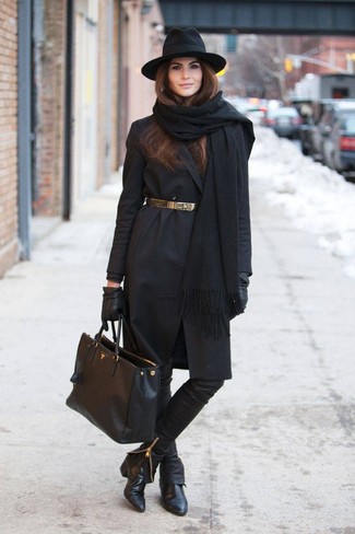 Какие ботильоны носить с черным пальто в 30 лет в прохладную погоду в деловом стиле: Черное пальто и черные кожаные узкие брюки — беспроигрышный вариант для воплощения лука в стиле элегантной повседневности. В сочетании с этим луком наиболее уместно будут смотреться ботильоны.