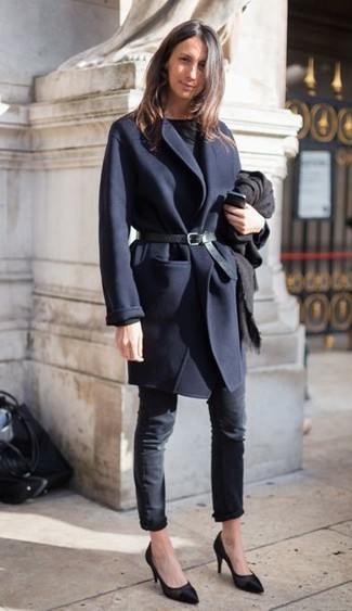 С чем носить черный ремень женщине в холод: Если ты любишь одеваться по моде, чувствуя себя при этом комфортно и расслабленно, примерь это сочетание темно-синего пальто и черного ремень. В паре с этим образом чудесно выглядят черные кожаные туфли.