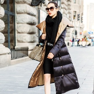 С чем носить черно-золотую юбку-карандаш в 20 лет в холод: Черный пуховик и черно-золотая юбка-карандаш — хороший выбор, если ты хочешь составить лёгкий, но в то же время модный лук.