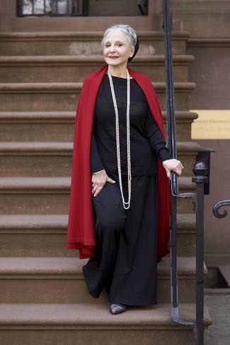 Модный лук: красный палантин, черный свитер с круглым вырезом, черные широкие брюки, темно-серые кожаные туфли