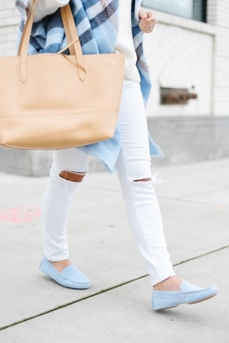 С чем носить мокасины женщине: Если день обещает быть суматошным, сочетание белого свободного свитера и белых рваных джинсов скинни поможет создать практичный лук в расслабленном стиле. Идеально сюда подходят мокасины.