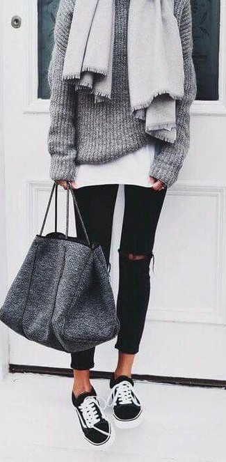 Модный лук: серый палантин, серый вязаный свободный свитер, белая футболка с круглым вырезом, черные рваные джинсы скинни