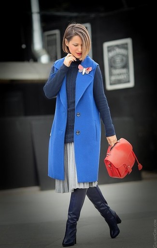 Модный лук: синее пальто без рукавов, темно-серая водолазка, серая юбка-миди со складками, черные кожаные ботфорты