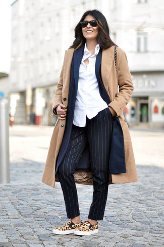 Как носить пальто с слипонами в 30 лет женщине в прохладную погоду: Сочетание пальто и черных классических брюк в вертикальную полоску — нескучный выбор для рабочего дня в офисе. Такой лук легко адаптировать к повседневным нуждам, если дополнить его слипонами.