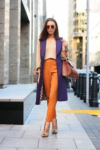 С чем носить фиолетовую верхнюю одежду в 20 лет женщине осень: Если в одежде ты ценишь удобство и функциональность, не обходи стороной тандем фиолетовой верхней одежды и оранжевых брюк-галифе. Весьма выгодно здесь будут смотреться бежевые замшевые ботильоны с вырезом. Само собой разумеется, подобное сочетание одежды станет отличным решением в межсезонье.