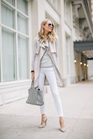 С чем носить серые замшевые туфли: Если ты ценишь комфорт и практичность, тебе полюбится дуэт бежевого пальто без рукавов и белых джинсов скинни. Пара серых замшевых туфель поможет сделать образ цельным.