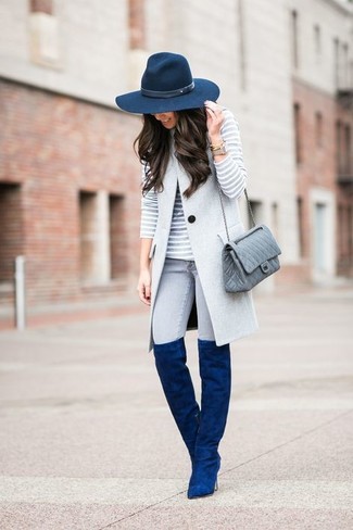 Модный лук: серое пальто без рукавов, серый свитер с круглым вырезом в горизонтальную полоску, серые джинсы скинни, синие замшевые ботфорты