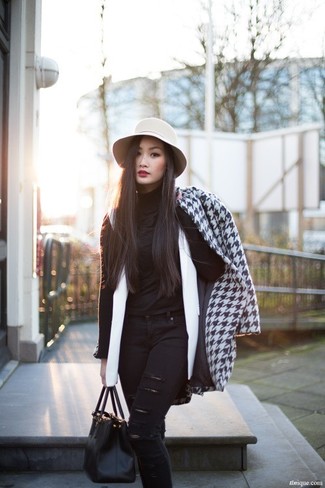 С чем носить светло-коричневую шерстяную шляпу женщине: Бело-черное пальто с узором "гусиные лапки" и светло-коричневая шерстяная шляпа позволят создать простой и функциональный лук для выходного в парке или похода по магазинам.