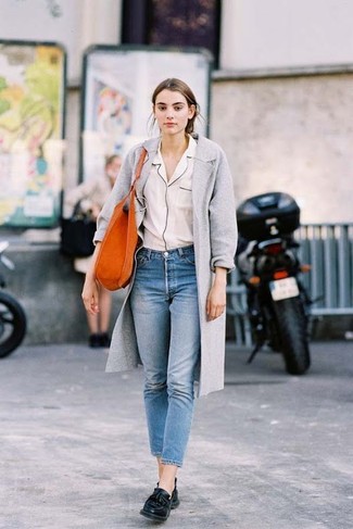 Какие лоферы носить с серым пальто в 30 лет женщине: Серое пальто будет выглядеть прекрасно в сочетании с синими джинсами. В этот лук очень легко интегрировать лоферы.