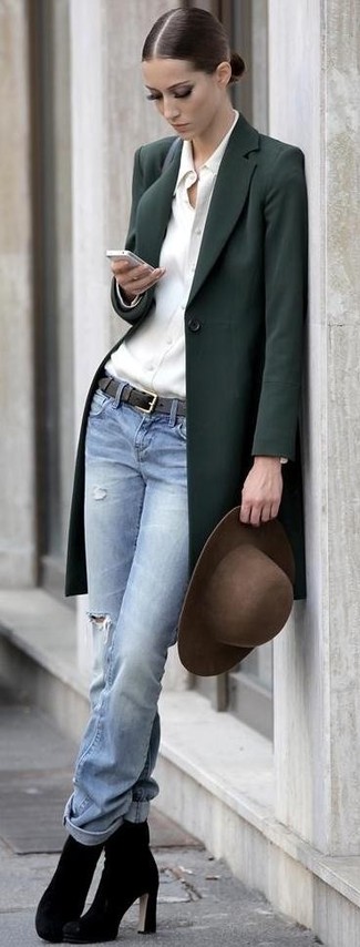 Какие джинсы-бойфренды носить с оливковым пальто: Сочетание оливкового пальто и джинсов-бойфрендов - очень практично, и поэтому великолепно подойдет на каждый день. Черные замшевые ботильоны прекрасно дополнят этот образ.