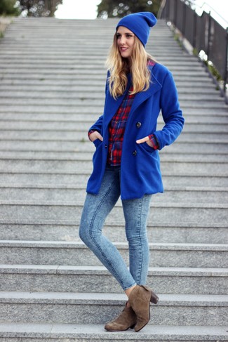С чем носить коричневые ботильоны в прохладную погоду: Дуэт синего пальто и синих джинсов скинни позволит выглядеть аккуратно, а также выразить твой индивидуальный стиль. Пара коричневых ботильонов очень органично интегрируется в этот лук.
