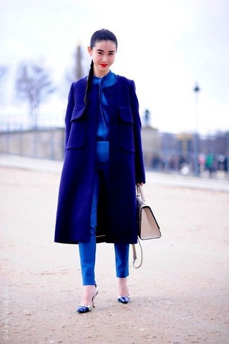 С чем носить темно-синие кожаные туфли в холод в деловом стиле: Темно-синее пальто в паре с синими узкими брюками подходит для первого свидания или встречи с друзьями. Темно-синие кожаные туфли — идеальный вариант, чтобы закончить образ.