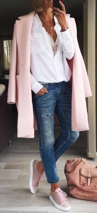 С чем носить розовые кеды за 40 лет женщине в холод в стиле кэжуал: Розовое пальто и темно-синие рваные джинсы будет прекрасным вариантом для простого ансамбля на каждый день. Закончи наряд розовыми кедами, если не хочешь, чтобы он получился слишком отполированным.
