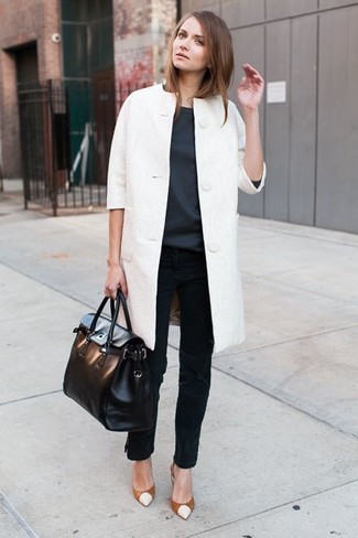 Какие джинсы носить с белым пальто женщине в прохладную погоду: Белое пальто и джинсы — великолепный ансамбль, если ты хочешь составить простой, но в то же время стильный лук. Вкупе с этим луком чудесно выглядят табачные кожаные туфли.