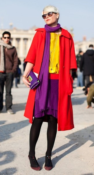 Как носить юбку-карандаш с блузой с коротким рукавом в прохладную погоду: Блуза с коротким рукавом и юбка-карандаш — обязательные предметы в гардеробе барышень с превосходным вкусом в одежде. Что же до обуви, темно-красные замшевые туфли — самый целесообразный вариант.