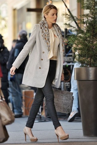 С чем носить серебряные джинсы женщине в деловом стиле: Серое пальто и серебряные джинсы — необходимые элементы в гардеробе барышень с отличным вкусом в одежде. Весьма стильно здесь будут выглядеть бежевые замшевые туфли.