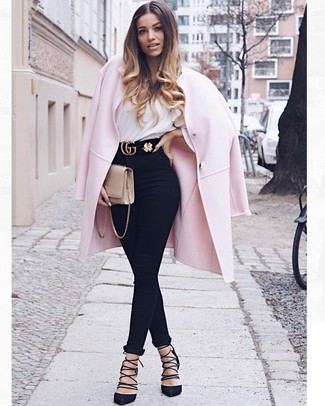 С чем носить розовое пальто женщине: Если ты принадлежишь к той категории барышень, которые любят выглядеть по моде, тебе подойдет дуэт розового пальто и черных джинсов скинни. Черные замшевые туфли — хороший вариант, чтобы завершить лук.