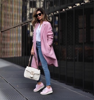 Какие низкие кеды носить с розовым пальто женщине в стиле смарт-кэжуал: Розовое пальто и синие джинсы скинни — обязательные элементы в гардеробе дам с чувством стиля. Чтобы добавить в лук толику фривольности , на ноги можно надеть низкие кеды.