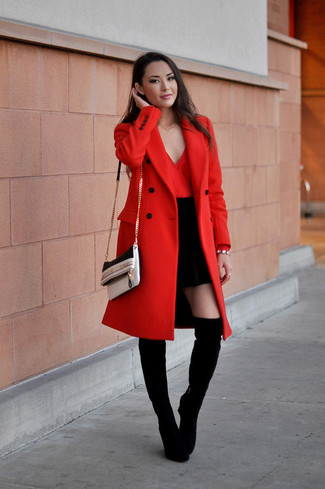 С чем носить замшевые ботинки женщине в прохладную погоду: Красное пальто и черная мини-юбка будет замечательной идеей для легкого повседневного образа. Смелые модницы завершат образ замшевыми ботинками.