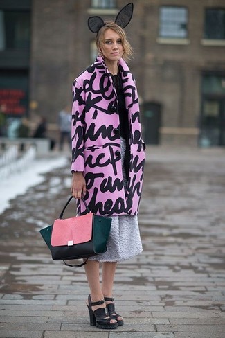 С чем носить розовую сумку-саквояж в холод в стиле смарт-кэжуал: Розовое пальто с принтом и розовая сумка-саквояж позволят создать несложный и комфортный лук для выходного в парке или торговом центре. Что до обуви, дополни ансамбль черными кожаными массивными босоножками на каблуке.
