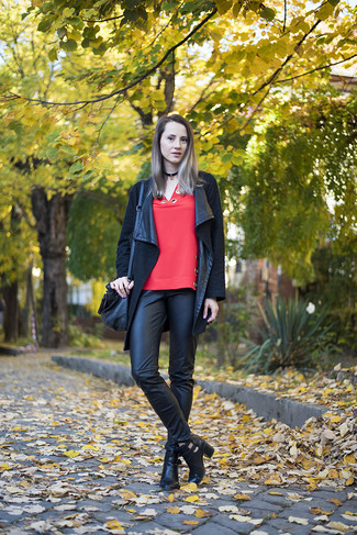 Модный лук: черное пальто, красная блузка с длинным рукавом, черные кожаные узкие брюки, черные кожаные ботильоны с вырезом