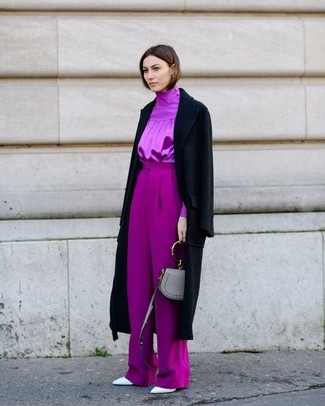 С чем носить пурпурную блузку в 30 лет в прохладную погоду: Сочетание пурпурной блузки и пурпурных широких брюк — воплощение современного городского стиля. В паре с этим ансамблем наиболее удачно будут выглядеть белые кожаные туфли.