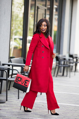 С чем носить черные замшевые туфли: Сочетание красного пальто и красных широких брюк — великолепный пример модного офисного стиля. Весьма недурно здесь будут смотреться черные замшевые туфли.