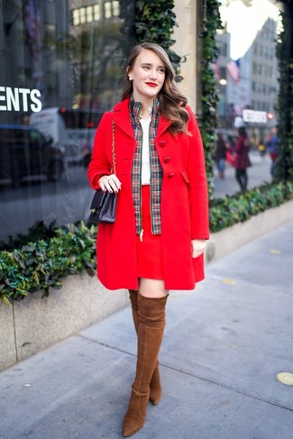 Женские луки в холод: Красивое сочетание красного пальто и красной мини-юбки несомненно будет обращать на тебя взгляды. В тандеме с этим образом наиболее выгодно смотрятся табачные замшевые ботфорты.