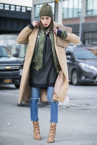 С чем носить светло-коричневые ботинки в 20 лет женщине зима в стиле кэжуал: Образ из светло-коричневого пальто и синих рваных джинсов смотрится очень красиво и интересно. Светло-коричневые ботинки обеспечат комфорт в движении. Этот уютный образ придется по душе девушекам, которые отдают предпочтение практичности и комфорту.