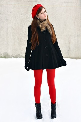 Модный лук: черное пальто, черные кожаные ботильоны, черные шерстяные перчатки, красный берет
