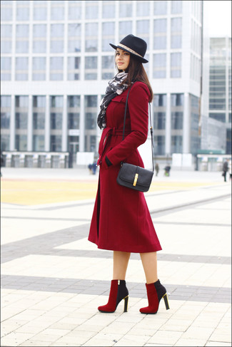 С чем носить красные замшевые ботильоны в холод: Красное пальто — хороший выбор для воплощения образа в элегантно-деловом стиле. Пара красных замшевых ботильонов гармонично интегрируется в этот лук.