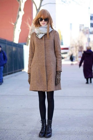 С чем носить серый шарф женщине в холод: Если ты любишь одеваться привлекательно и при этом чувствовать себя комфортно и нескованно, стоит опробировать это сочетание коричневого пальто и серого шарфа. Вместе с этим образом удачно будут смотреться черные кожаные ботинки на шнуровке.