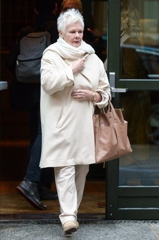 С чем носить бежевые ботинки челси за 60 лет женщине в прохладную погоду: Белое пальто в сочетании с белыми брюками чинос — хорошая идея для создания наряда в стиле business casual. Этот лук идеально дополнят бежевые ботинки челси.