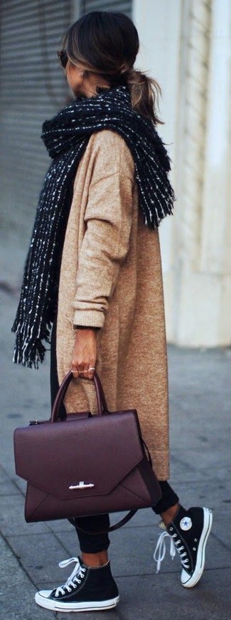 Как носить брюки чинос с высокими кедами в 30 лет женщине: Светло-коричневое вязаное пальто и брюки чинос стильно впишутся в ансамбль в стиле casual. Этот лук отлично дополнят высокие кеды.