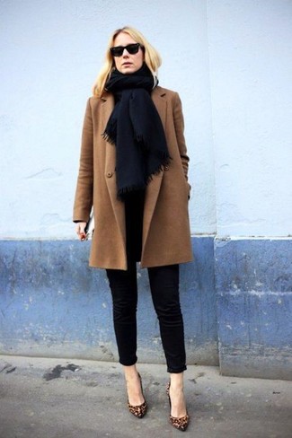 Модный лук: коричневое пальто, темно-синие брюки чинос, коричневые кожаные туфли с леопардовым принтом, черный хлопковый шарф