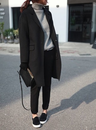 Как носить темно-серую водолазку с черным пальто в 30 лет женщине: Черное пальто в паре с темно-серой водолазкой поможет выразить твой выразительный стиль. Весьма органично здесь будут выглядеть черные слипоны.